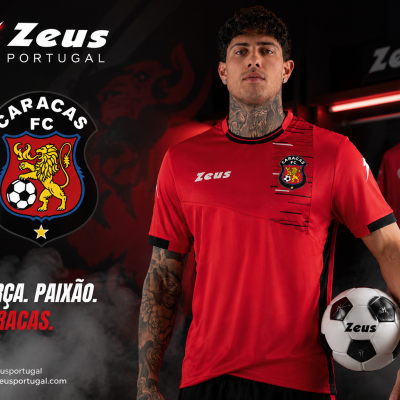 Camisa de futebol vermelha e preta da equipa Caracas FC com logótipos Zeus, jogador a segurar bola, fundo com camisola 10.
