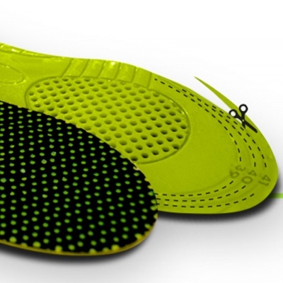 Palmilhas verdes e pretas para calçado com marcações para cortar.