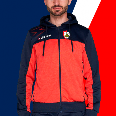 Casaco desportivo vermelho e azul com capuz e logótipos ZEUS