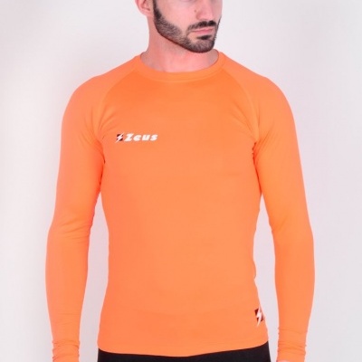 Homem com T-shirt desportiva laranja e calças pretas em fundo branco