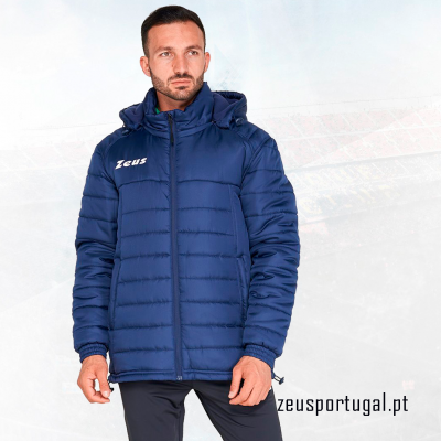 Casaco acolchoado azul escuro com capuz e logótipo Zeus branco.
