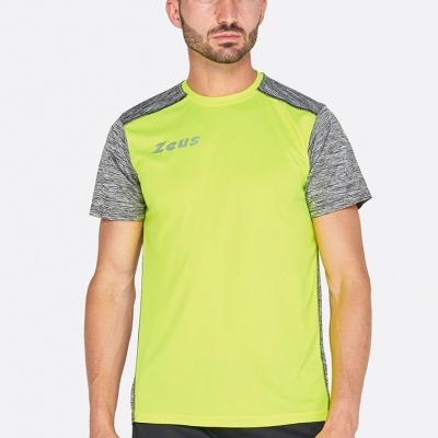 Homem a vestir camisola desportiva verde-fluorescente com mangas cinza e texto Zeus no peito