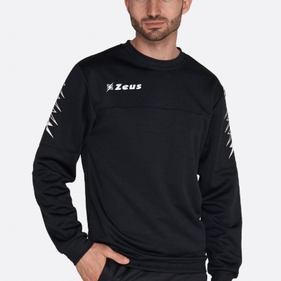 Homem vestido com roupa desportiva preta com logótipos Zeus e padrão branco nas mangas.