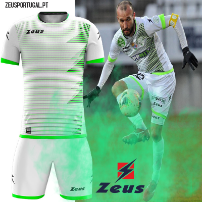 Conjunto de roupa desportiva branca com detalhes verdes da marca Zeus, com jogador em ação e logotipo Zeus.