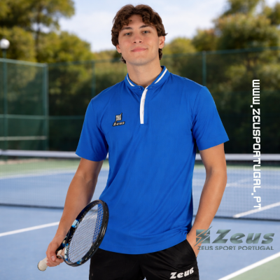 Homem com camisola azul Zeus e calças pretas numa quadra de ténis