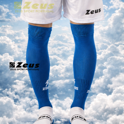 Calções de futebol brancos com meias azuis e peúgas brancas e azuis com logos Zeus, fundo de céu com nuvens