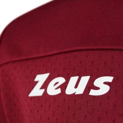 Peça de vestuário desportiva bordô com texto Zeus branco
