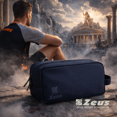 Bolsa desportiva azul escuro Zeus em cenário montanhoso com templo clássico e homem sentado ao fundo