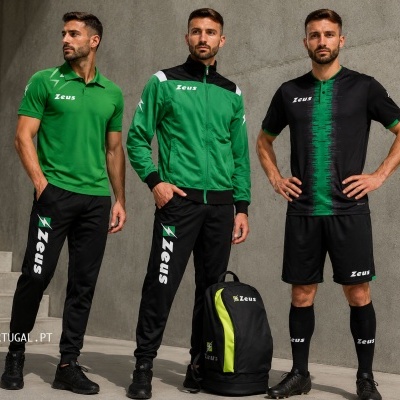 Homens com roupas desportivas verdes, pretas e mochila Zeus em fundo cinzento.