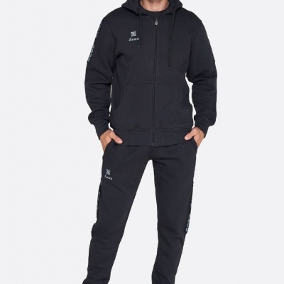 Homem com fato de treino preto com capuz e sapatilhas pretas