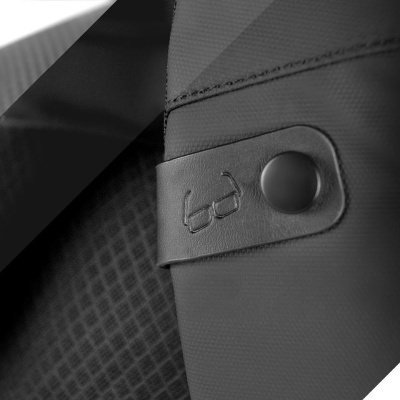 Produto em tecido e couro com fecho e logótipo de óculos em preto e branco