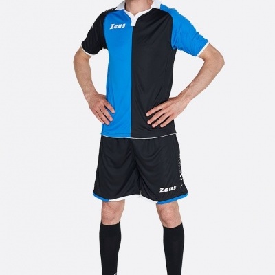Homem vestido com equipamento de futebol azul e preto em fundo branco