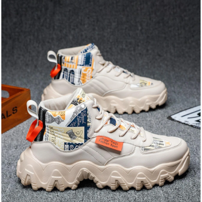 Sapatilhas desportivas bege com padrão gráfico de jornal