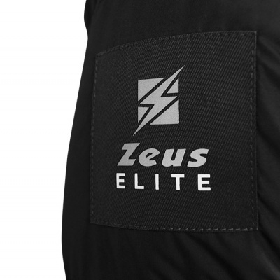 Etiqueta preta com texto Zeus ELITE costurada em tecido negro