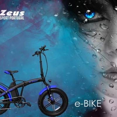 Bicicleta elétrica preta e azul com rosto feminino e gotas de água num fundo azul