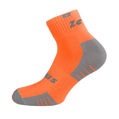 Meia desportiva laranja e cinzenta com texto cinzento