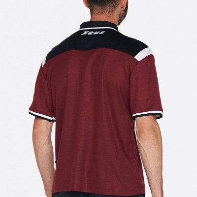 Camisola desportiva bordô com detalhes pretos e brancos na gola e ombros, vista de costas