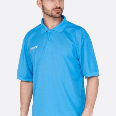 homem a usar camisola polo azul claro com gola e botões