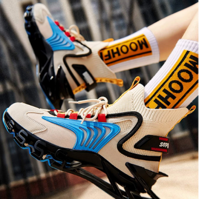 Sapatilhas desportivas brancas com detalhes azuis e amarelos com meias brancas e amarelas com letras pretas MOOHF