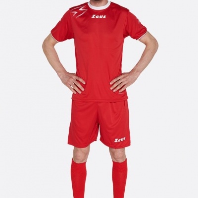 Homem com fato de treino desportivo vermelho Zeus