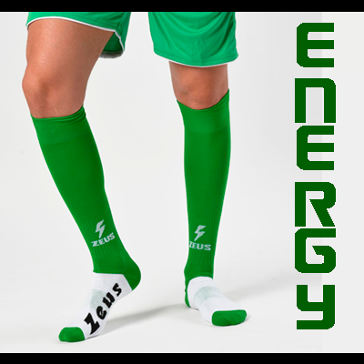 Meias desportivas verdes com logo Zeus em fundo branco e texto ENERGY
