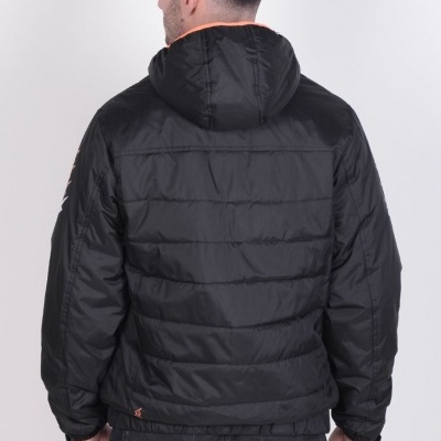 Homem visto de costas a usar casaco acolchoado preto com capuz