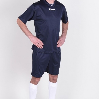 Homem com fato desportivo azul escuro Zeus, meias brancas e sapatilhas pretas em fundo branco