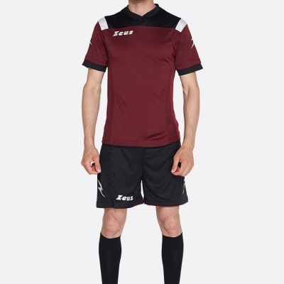 Homem vestido com camisola bordeaux e preta, calções pretos Zeus, meias pretas e sapatilhas azuis