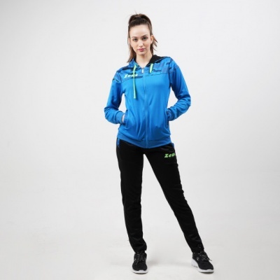 Mulher com conjunto desportivo azul e preto com logo verde ZEE