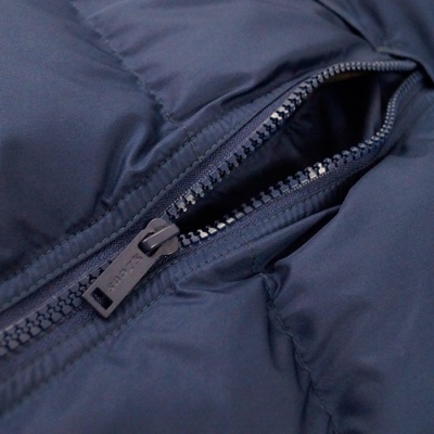 Fecho zip azul de casaco ou jaqueta com marca YKK