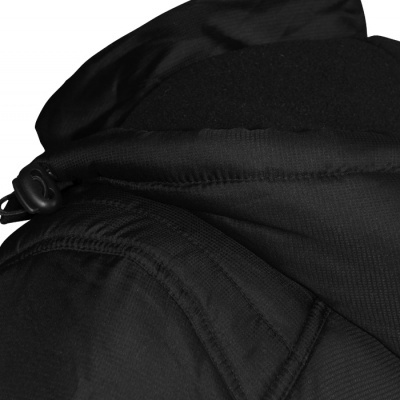 Casaco preto com capuz e cordão ajustável