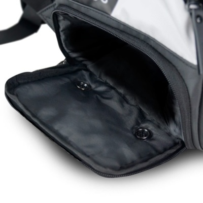 Mala desportiva preta, branca e cinza com bolso aberto e fecho