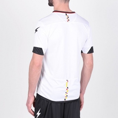 Homem com camisola desportiva branca e calções pretos visto de costas