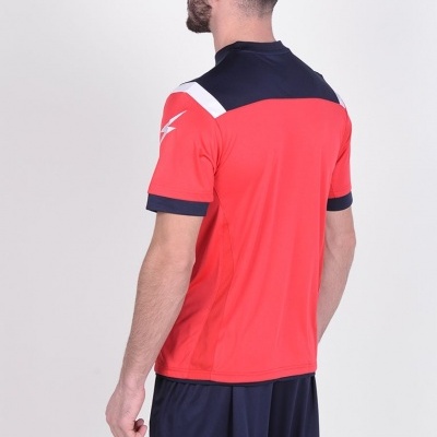 Homem de costas com equipamento desportivo vermelho e azul escuro