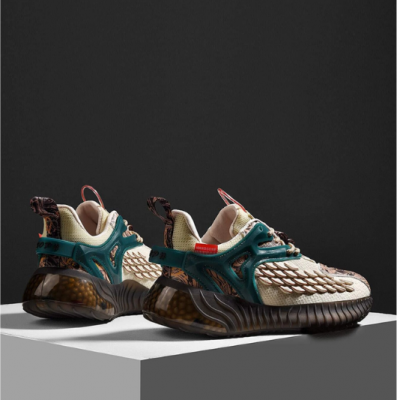 Par de sapatilhas desportivas bege com padrão em relevo e detalhes verdes em pedestal branco