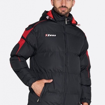 Homem com casaco acolchoado preto e vermelho da marca Zeus