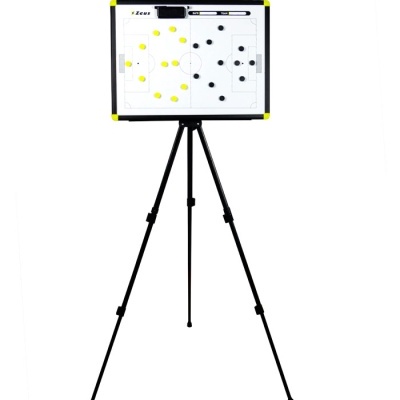 Quadro táctico de futebol branco com ímanes amarelos e pretos num tripé preto