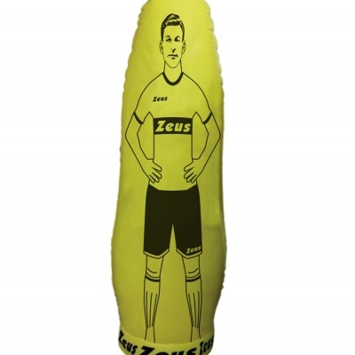 Boneco insuflável amarelo com jogador de futebol ilustrado em preto e texto Zeus