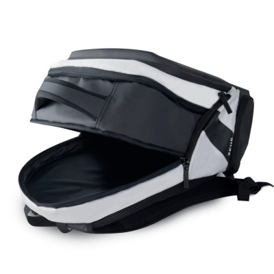 Mochila preta e cinzenta aberta sobre fundo branco