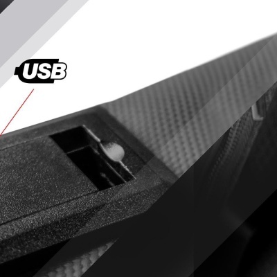 Porta USB preta numa superfície com padrão carbono e texto USB ao lado