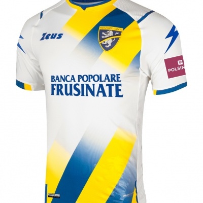 Camisola de futebol branca com detalhes azuis e amarelos e logos variados
