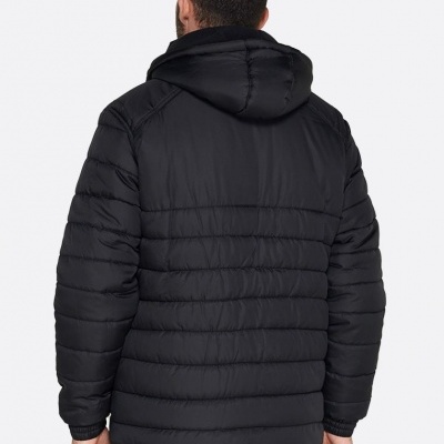 Casaco acolchoado preto com capuz visto pelas costas