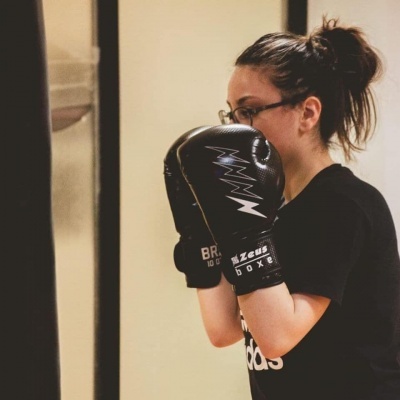 Mochila preta com detalhes laranja e cinza e design geométrico