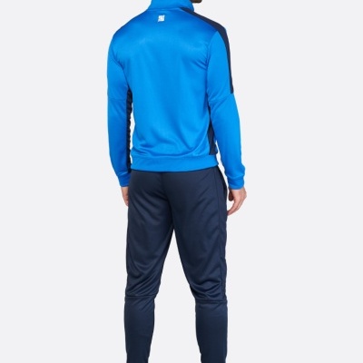 Fato de treino azul claro e azul escuro com ténis pretos, visto de costas