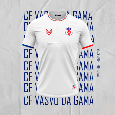 Camisola branca de desporto com detalhes em azul e vermelho e logótipos de CF Vasco da Gama e Zeus