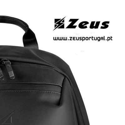 Mochila preta com alça e fecho, logo Zeus e texto www.zeusportugal.pt