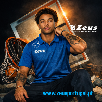 Homem com polo azul Zeus sentado perto de tabela de basquetebol danificada