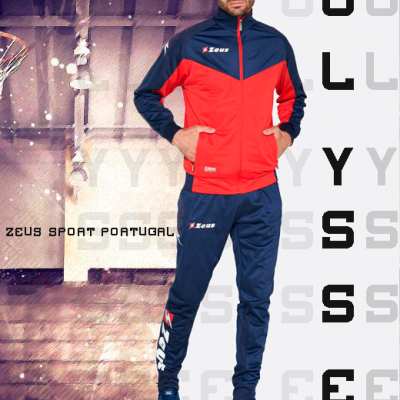 Homem com conjunto desportivo vermelho e azul escuro com logotipo Zeus num ambiente desportivo urbano