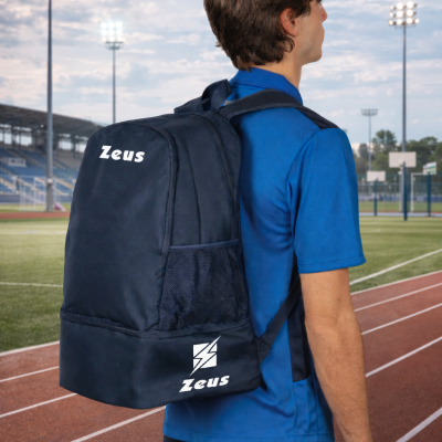 Mochila desportiva azul escura com o logotipo Zeus num campo de atletismo