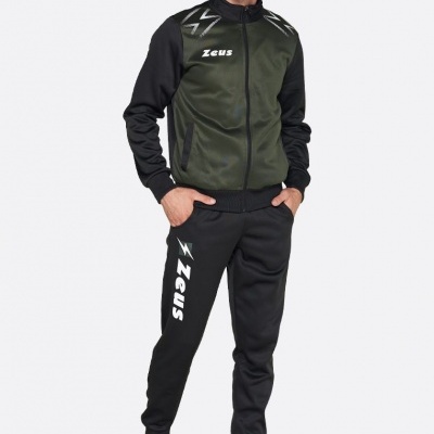Homem a usar fato de treino verde e preto com logótipo Zeus branco